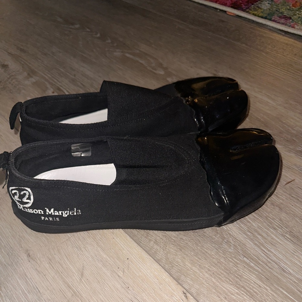 Maison Margiela slip-on tabi sneaker in black with a patent leather toe